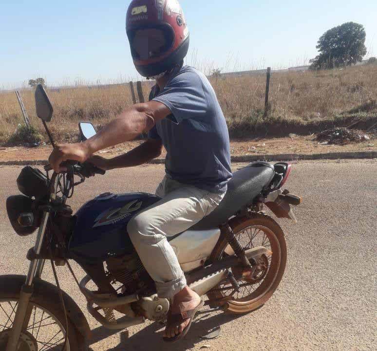 goias homem arrasta cachorro em moto