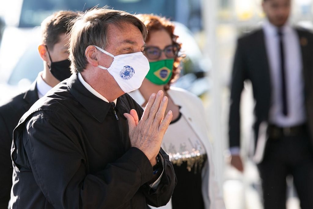 presidente Jair Bolsonaro, ao lado de Carla Zambelli, falam com apoiadores na saída do palácio da Alvorada