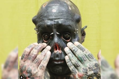 Caveira, tatuador do interior de São Paulo, exibe tatuagem nos olhos