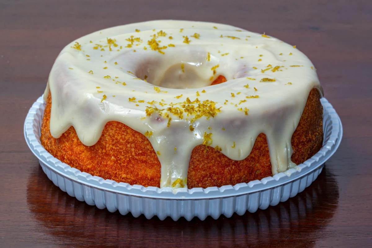 Receita de bolo de trigo simples para fazer em minutos; fica uma