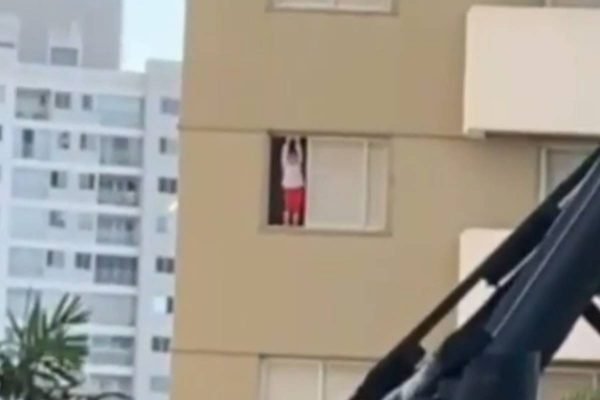 criança é vista andando pela janela de prédio em goiânia