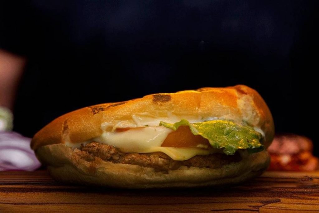 Hambúrguer do tipo smash com salada