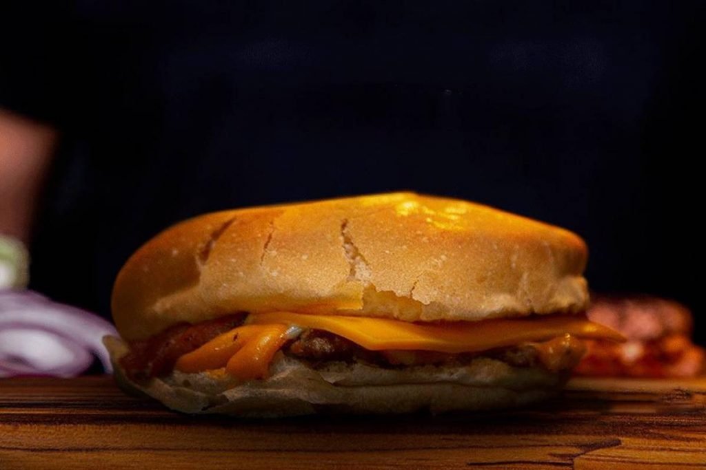 Hambúrguer do tipo smash com bacon