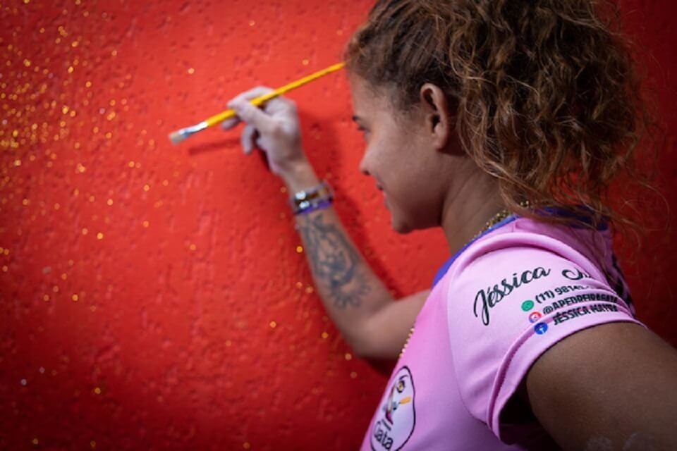 Jessica criou a cor de tinta da parede de seu quarto