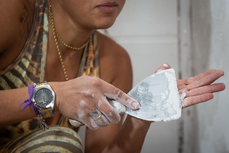 Nas obras, Jessica diz que consegue carregar até 75 quilos de material de construção