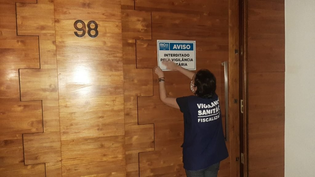 Festa clandestina encerrada em casa de swing na Barra da Tijuca, zona oeste do Rio
