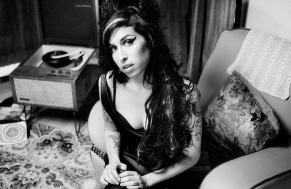 Foto preta e branca de Amy Winehouse - Metrópoles