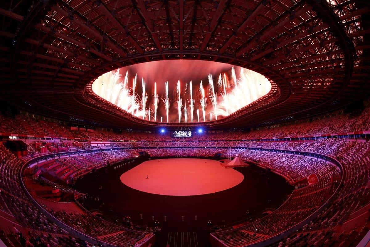 Abertura das Olimpíadas tem estádio vazio e protestos do lado de fora