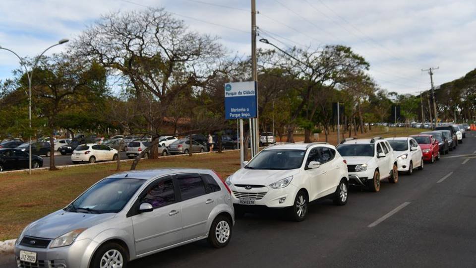 Fila no Parque da Cidade para vacinação de pessoas de 37 anos