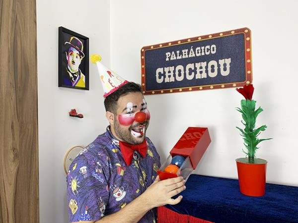palhaço chouchou mostrando seu estúdio e ferramentas de trabalho
