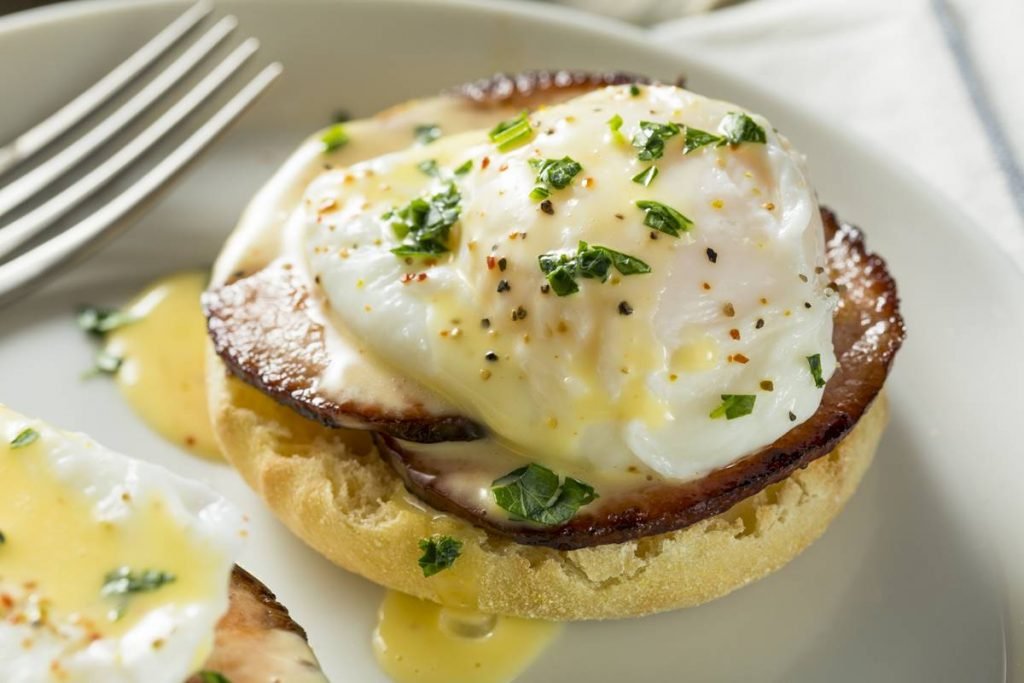 Ovos Benedict servidos com bacon e muffin