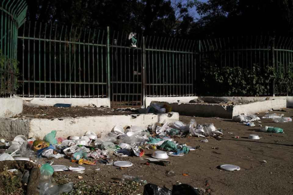 Lixo acumulado no entorno do Jardim da Luz, no Bom Retiro