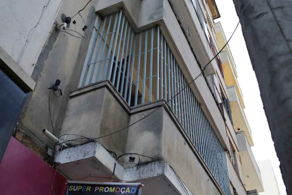 Condomínio instalou grades na rua Prates após tentativa de invasão de sem-teto