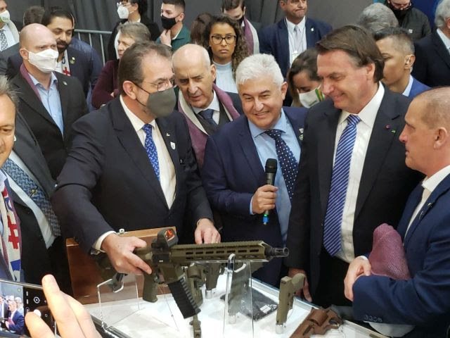 CEO Global da Taurus, Salesio Nuhs, e o reitor da Universidade de Caxias do Sul, Evaldo Antonio Kuiava, recebem o presidente da República, Jair Bolsonaro, na abertura da 1ª Feira Brasileira do Grafeno, no dia 9 de julho de 2021