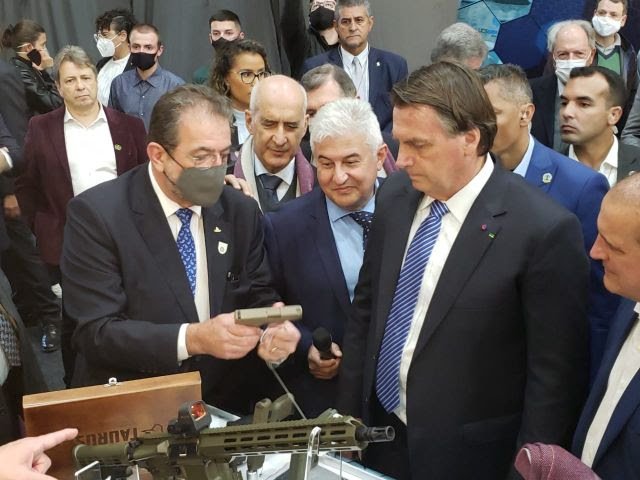 CEO Global da Taurus, Salesio Nuhs, e o reitor da Universidade de Caxias do Sul, Evaldo Antonio Kuiava, recebem o presidente da República, Jair Bolsonaro, na abertura da 1ª Feira Brasileira do Grafeno, no dia 9 de julho de 2021