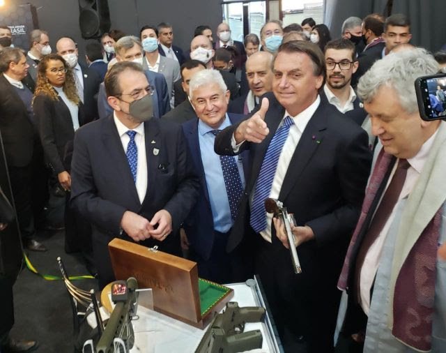 CEO Global da Taurus, Salesio Nuhs, e o reitor da Universidade de Caxias do Sul, Evaldo Antonio Kuiava, recebem o presidente da República, Jair Bolsonaro, na abertura da 1ª Feira Brasileira do Grafeno, no dia 9 de julho de 2021
