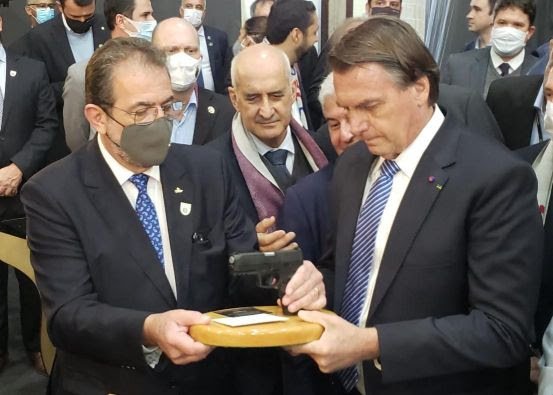CEO Global da Taurus, Salesio Nuhs, e o reitor da Universidade de Caxias do Sul, Evaldo Antonio Kuiava, recebem o presidente da República, Jair Bolsonaro, na abertura da 1ª Feira Brasileira do Grafeno, no dia 9 de julho de 2021
