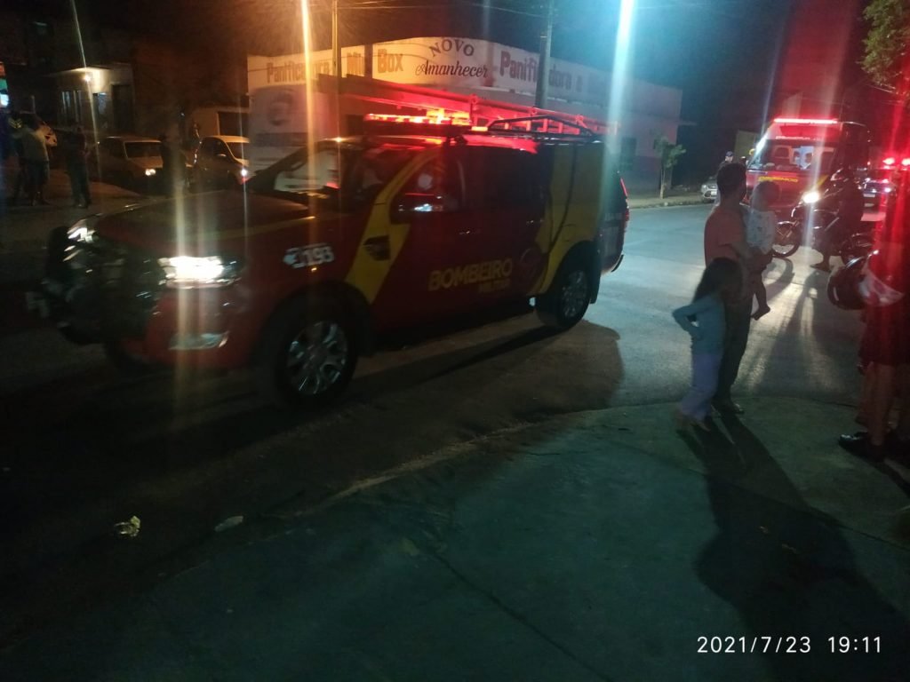 goias carro invade igreja e deixa feridos