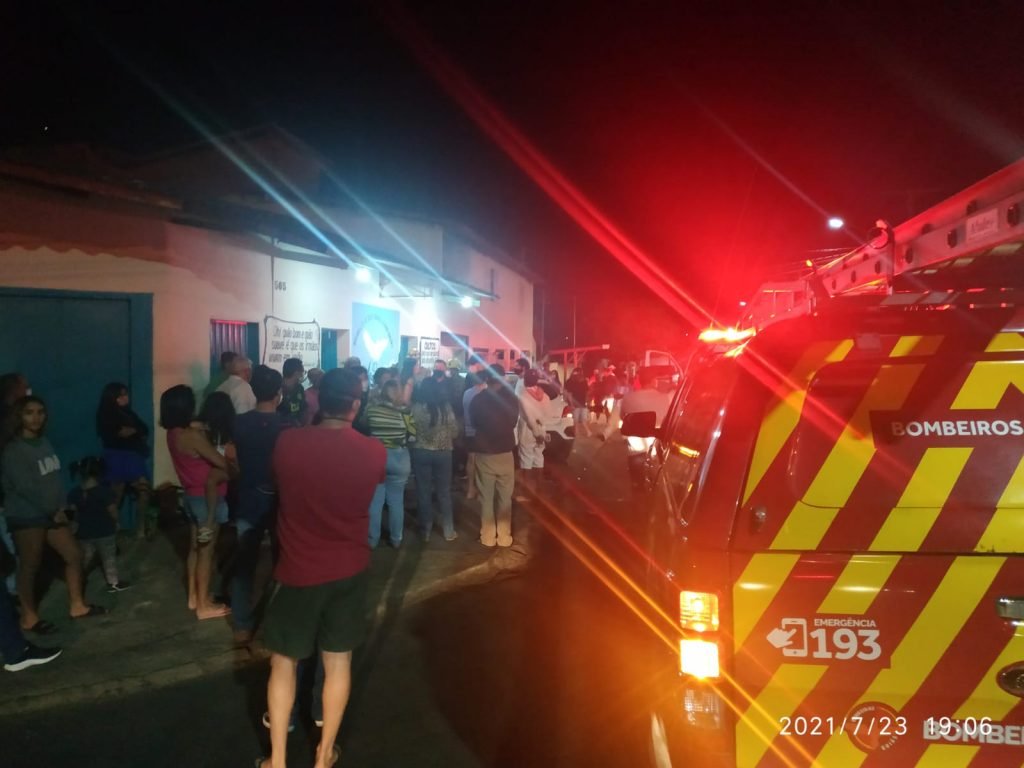 goias carro invade igreja e deixa feridos