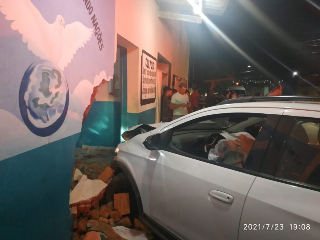 goias carro invade igreja e deixa feridos