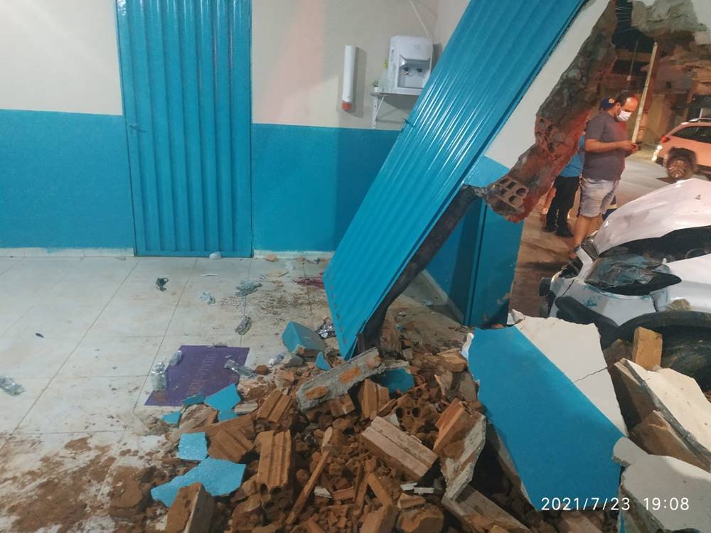 goias carro invade igreja e deixa feridos