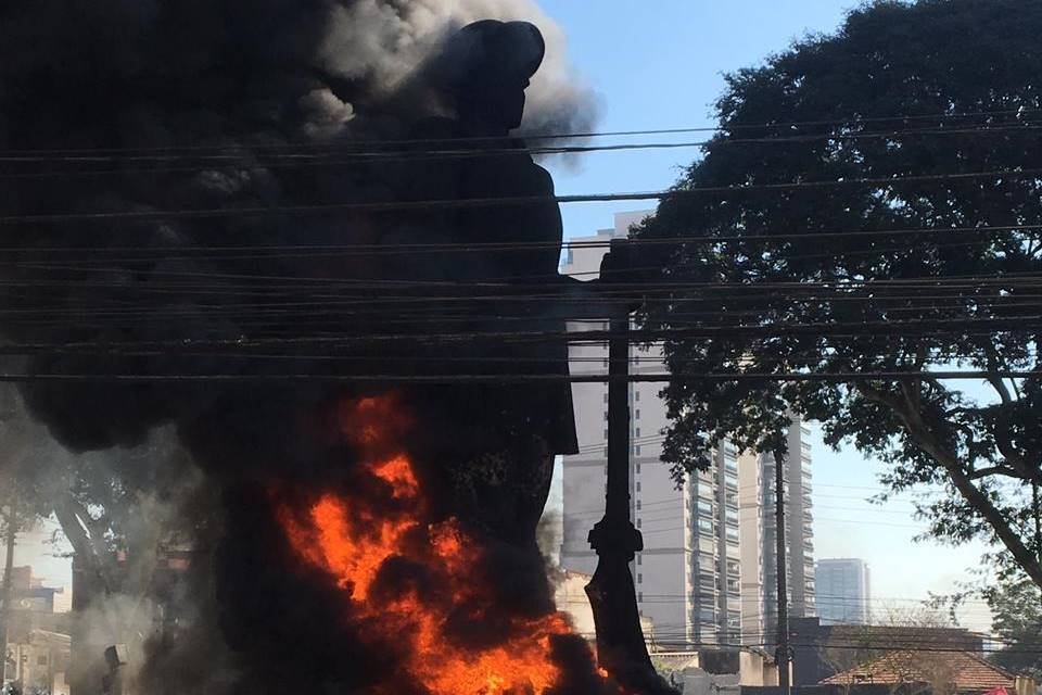 Justiça de SP condena motoboy por incendiar estátua de Borba Gato; ato  alçou debate sobre homenagens a escravocratas - Radar Amazônico