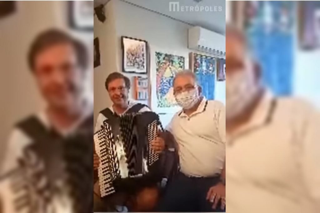 Ministros Gilson Machado e Queiroga fazem live cantando e tocando sanfona