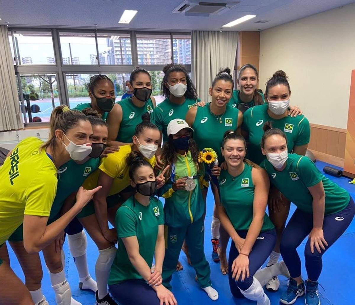 Seleção feminina de vôlei conquista a medalha de prata em Tóquio 2020