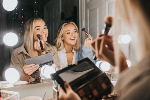duas jovens mulheres loiras maquiagem