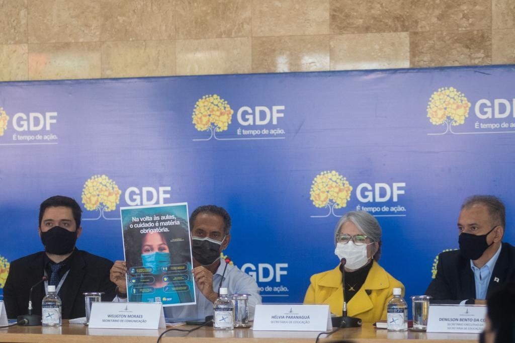 A secretária de Educação do DF, Hélvia Paranaguá, anuncia os detalhes do plano de volta às aulas presenciais da rede pública de ensino