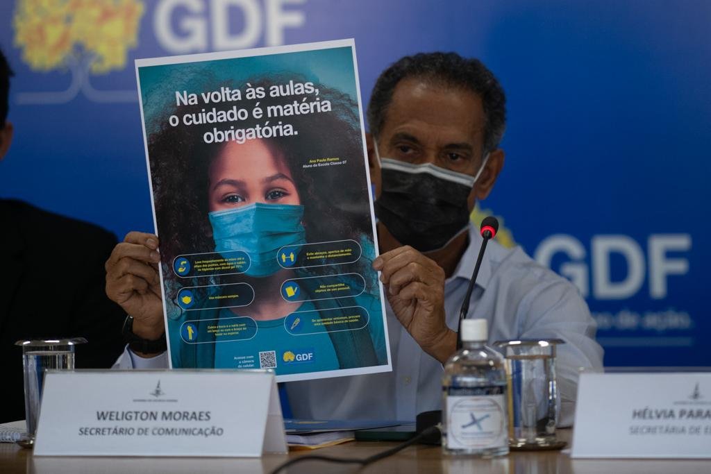 A secretária de Educação do DF, Hélvia Paranaguá, anuncia os detalhes do plano de volta às aulas presenciais da rede pública de ensino