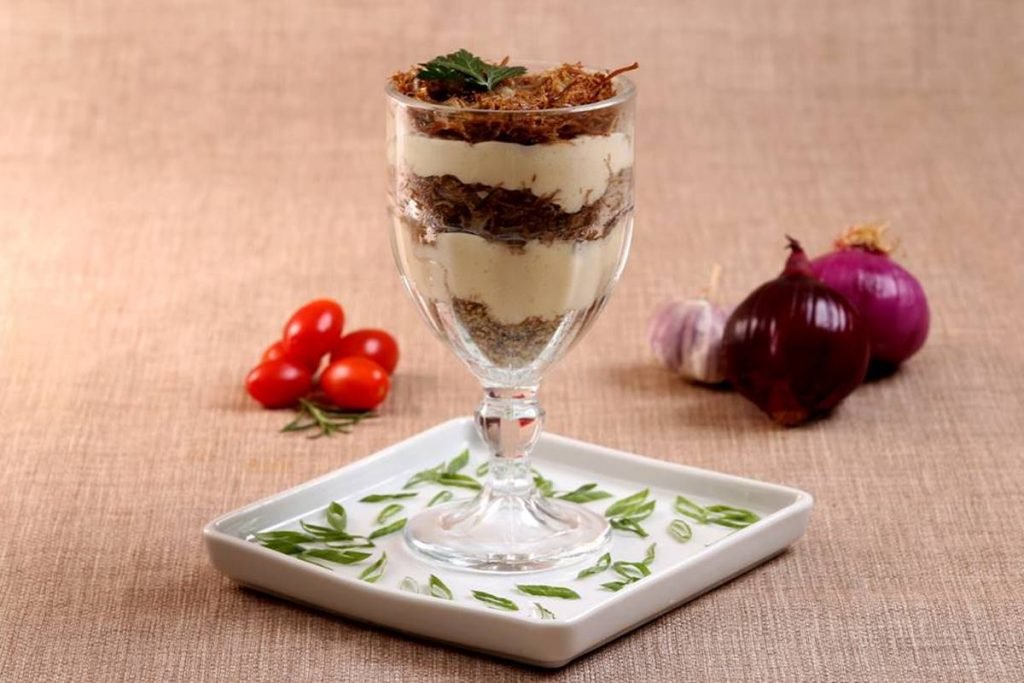 Taça com carne de sol e creme de mandioca