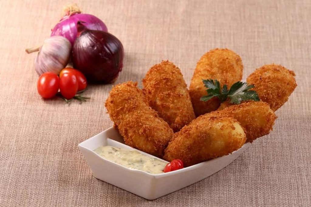 Travessa com croquetes