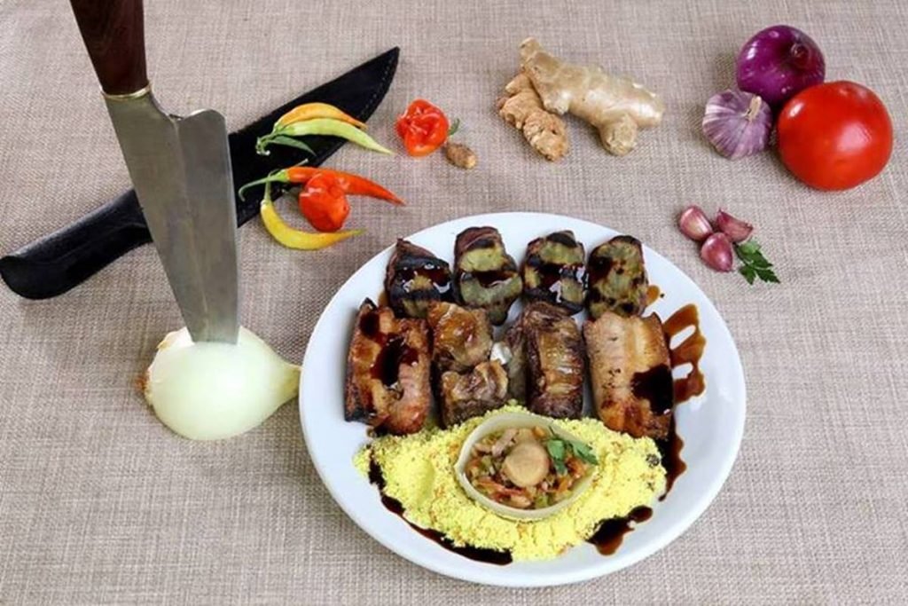 Prato com costelas, farofa e batata doce