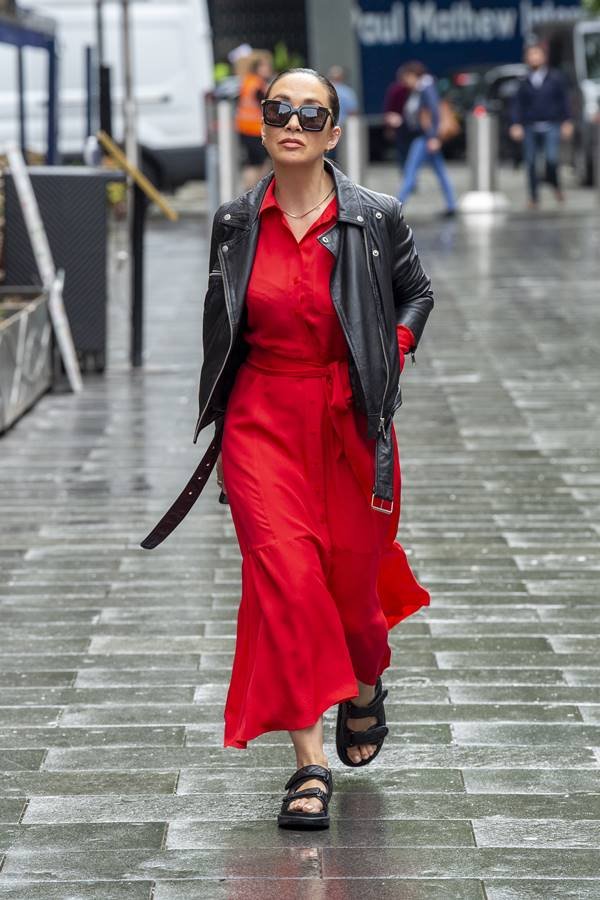 Myleene Klass no street style, de vestido vermelho, paepete e jaqueta de couro
