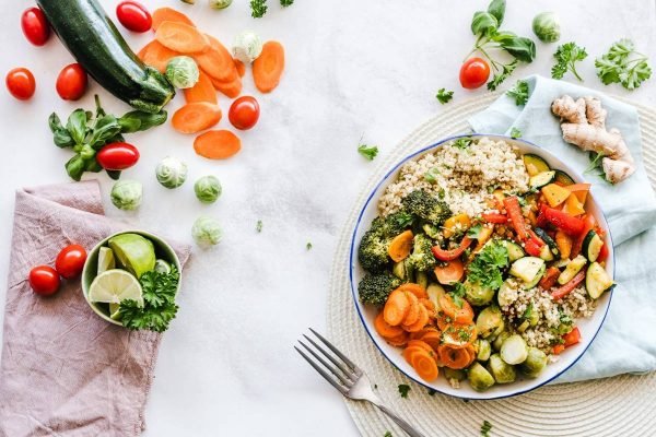 Dieta com frango, ovo e batata-doce realmente ajuda a ganhar massa