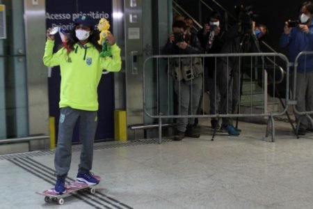 Fadinha Rayssa Leal chega ao Brasil e anda de skate em aeroporto: veja |  Metrópoles