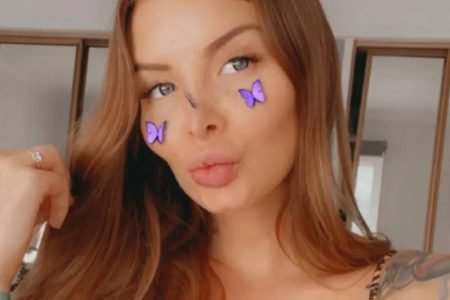 Influencer do OnlyFans com duas vaginas dá à luz a bebê saudável