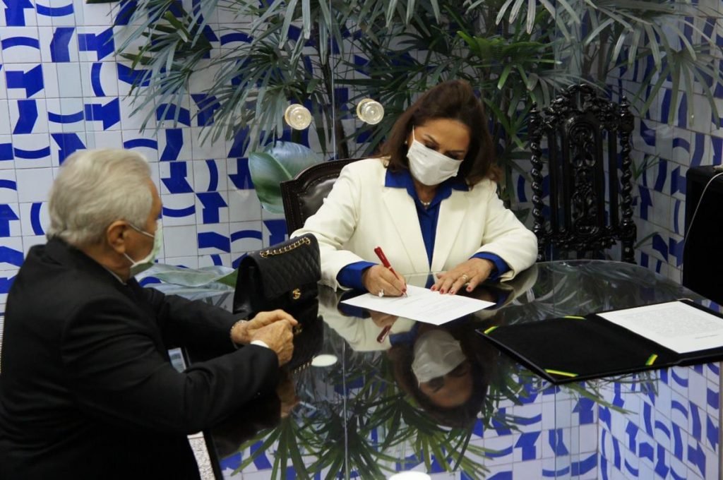A senadora Eliane Nogueira assume o cargo assinando termo de posse ao lado do senador, também do Piauí, Elmano Ferrer - Metrópoles