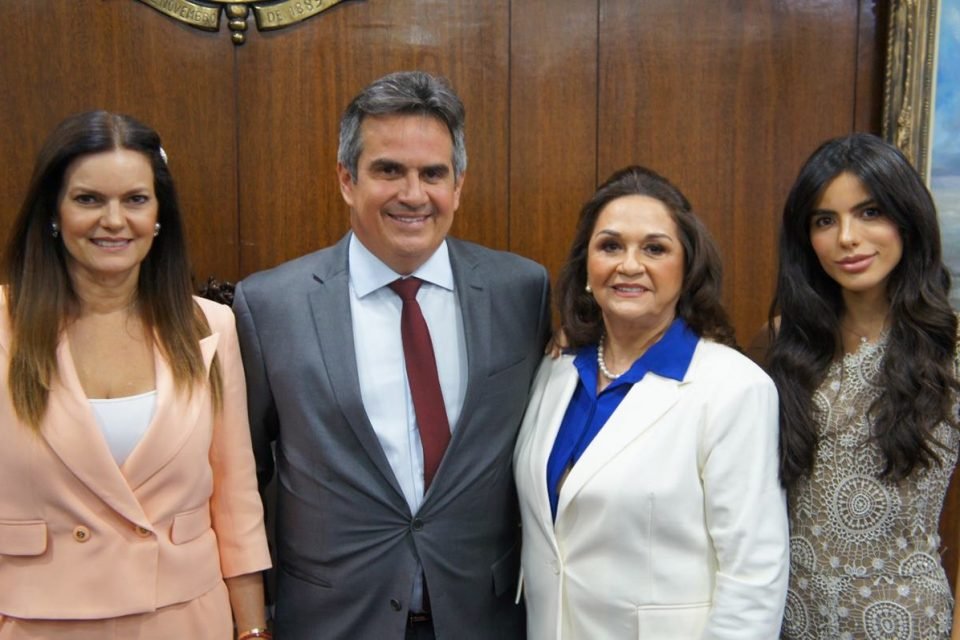 Posando para foto em posse da senadora Eliane Nogueira (PP-PI) estão a deputada Iracema Portella (PP-PI), o minsitro Ciro Nogueira (PP-PI), a própria senadora e sua neta, Duda Nogueira - Metrópoles