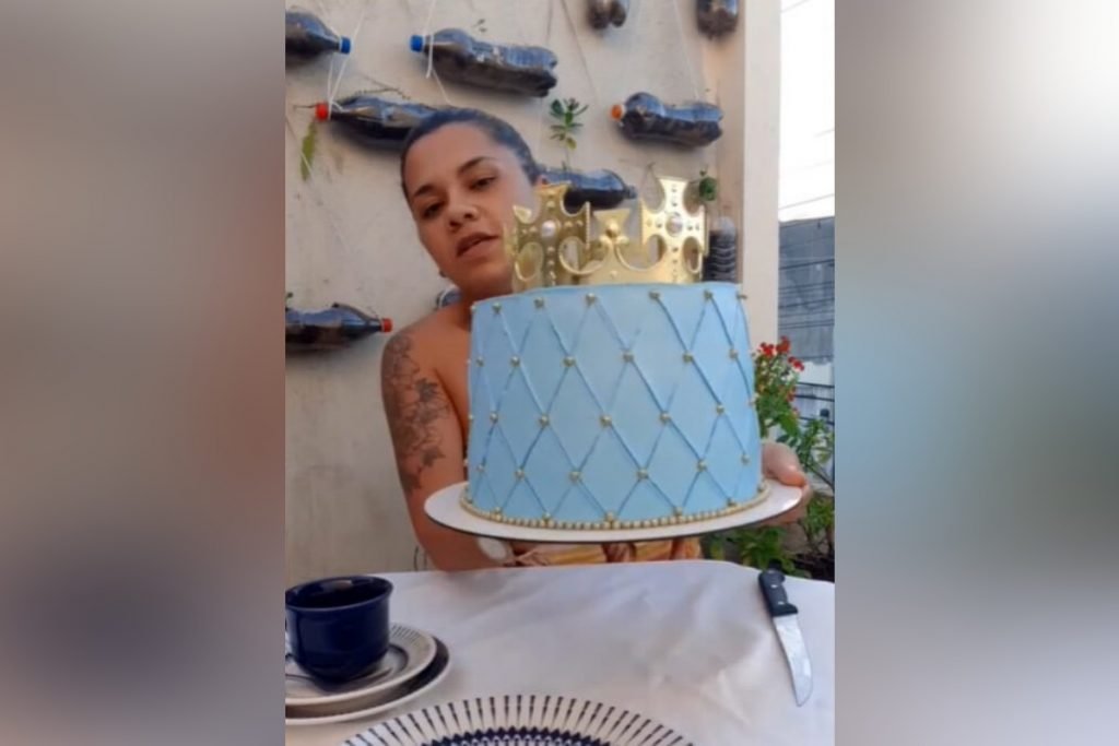 Quem é a confeiteira cearense que carrega bolo na cabeça enquanto anda de  moto?