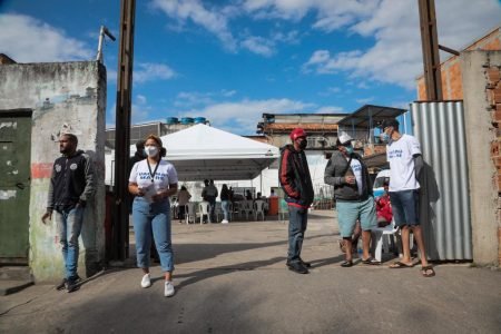 Vacinação na comunidade Vila dos Pinheiros, no Complexo da Maré no Rio de Janeiro 1