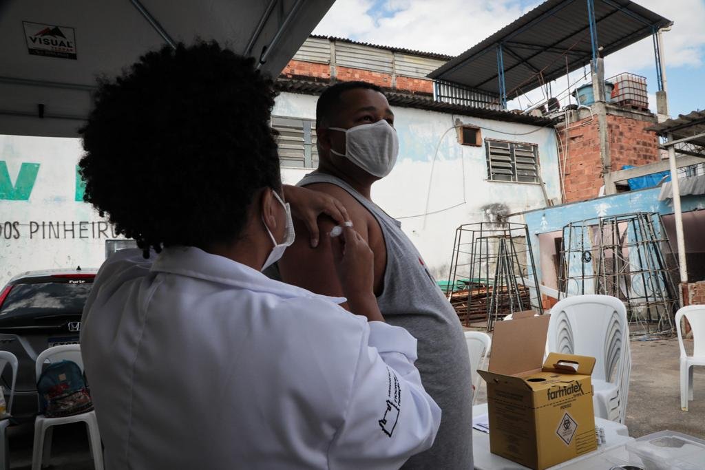 Vacinação na comunidade Vila dos Pinheiros, no Complexo da Maré no Rio de Janeiro 1