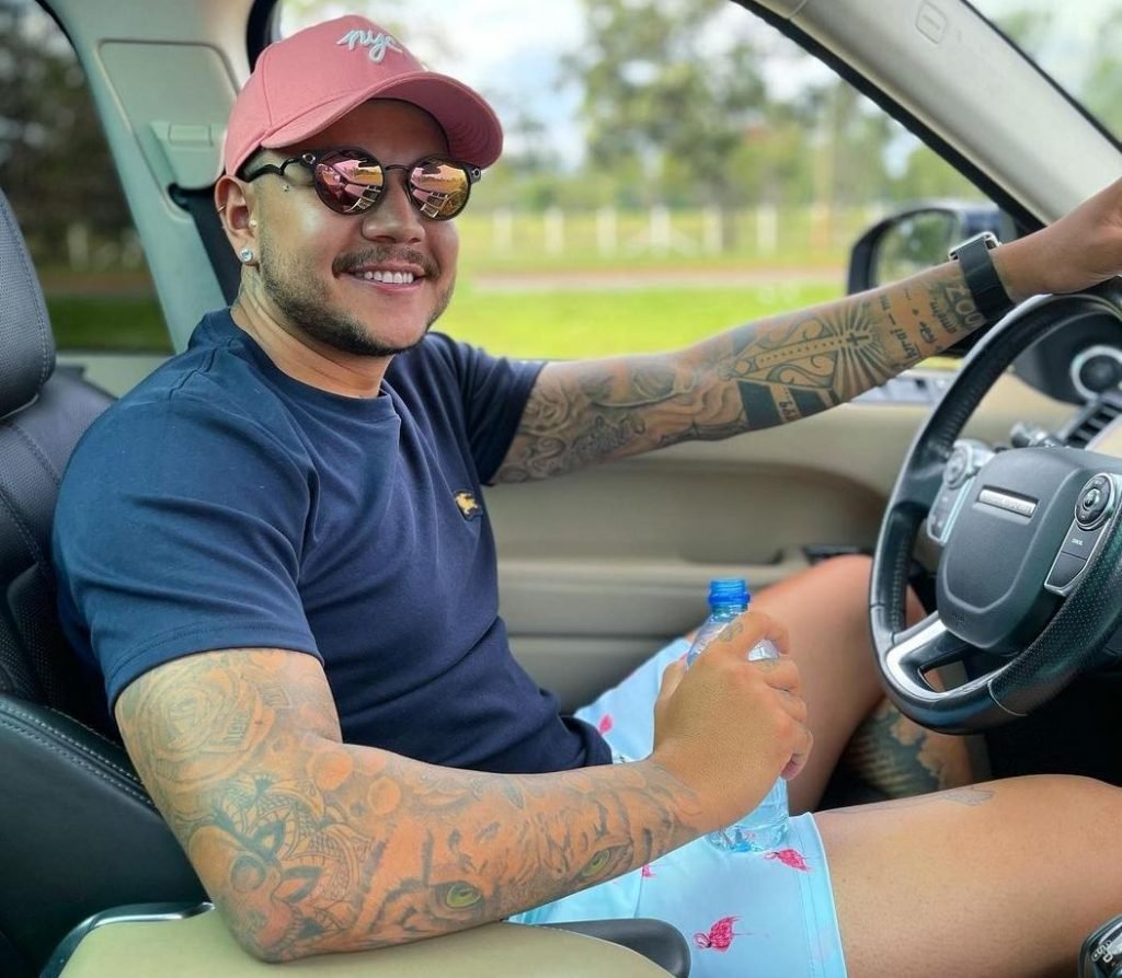 Antes de ser atropelado, dono de posto de gasolina posta vídeo pedalando
