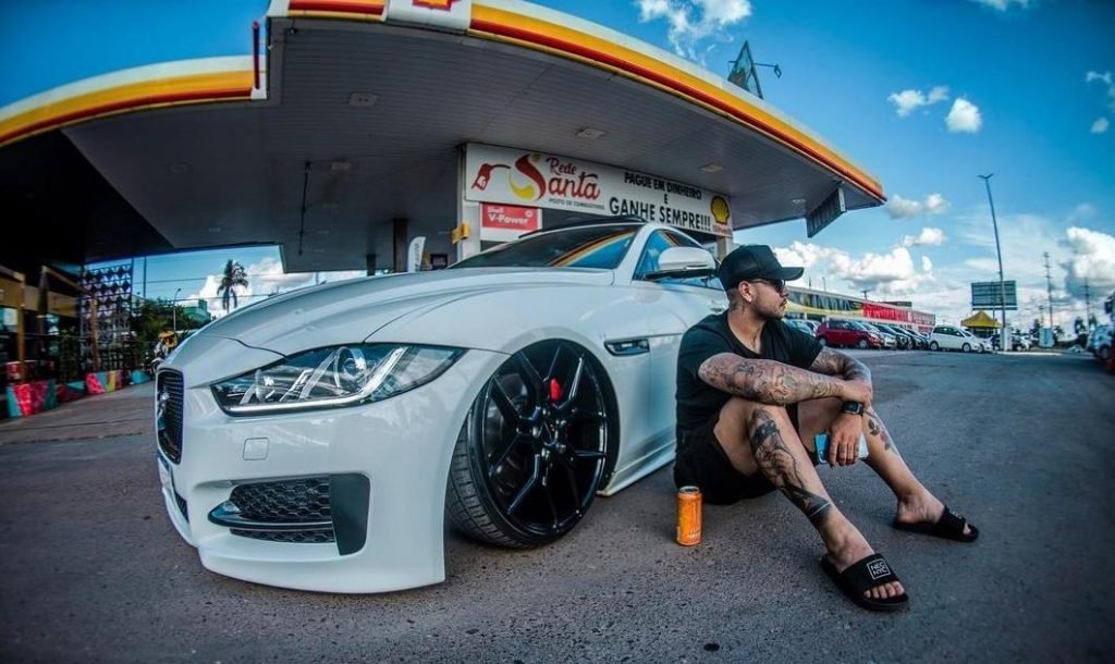 Antes de ser atropelado, dono de posto de gasolina posta vídeo pedalando