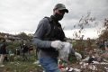Ossos e fios que podem ser cabelos são encontrados em Rio onde crianças teriam sido jogadas