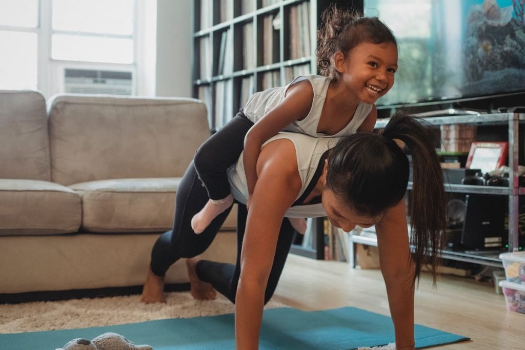 Mãe e filha fazendo atividade física