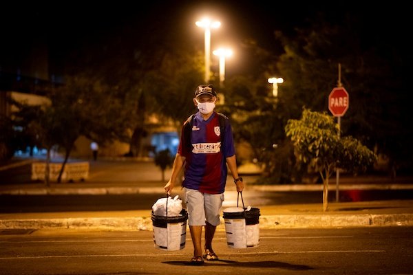homem carregando baldes