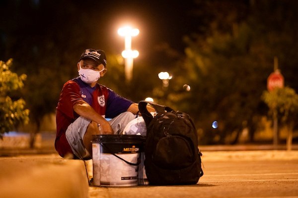 homem com mochila