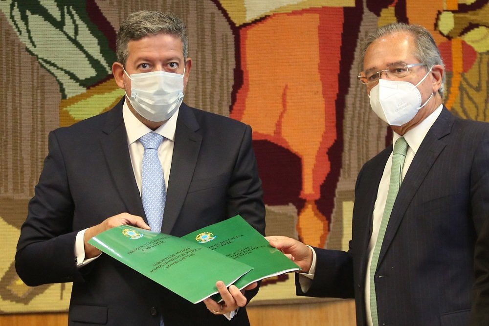 Paulo Guedes entrega reforma tributária a Arthur Lira